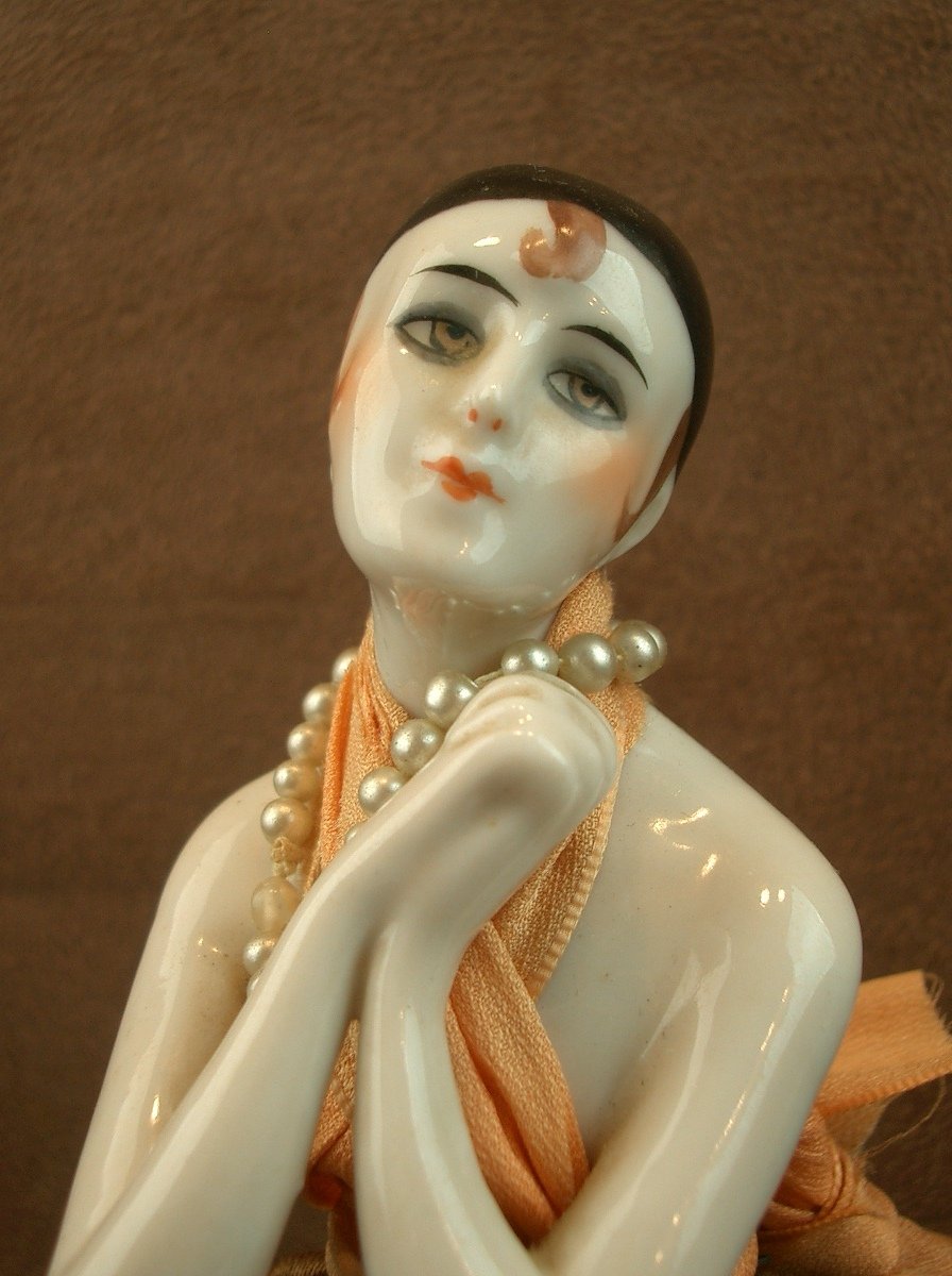 Figurine Art Deco Garçonne en porcelaine -photo-6