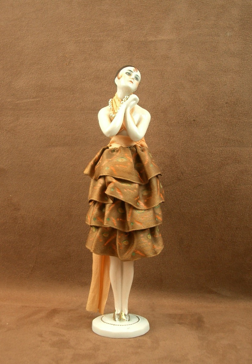 Figurine Art Deco Garçonne en porcelaine 