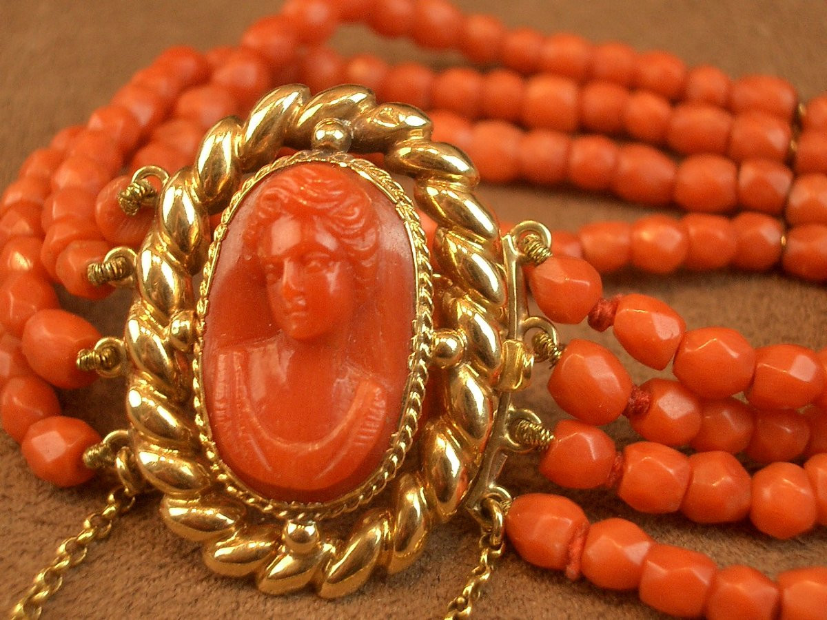 4-row Coral Bead Bracelet, 18k Gold Clasp Coral Cameo -photo-2