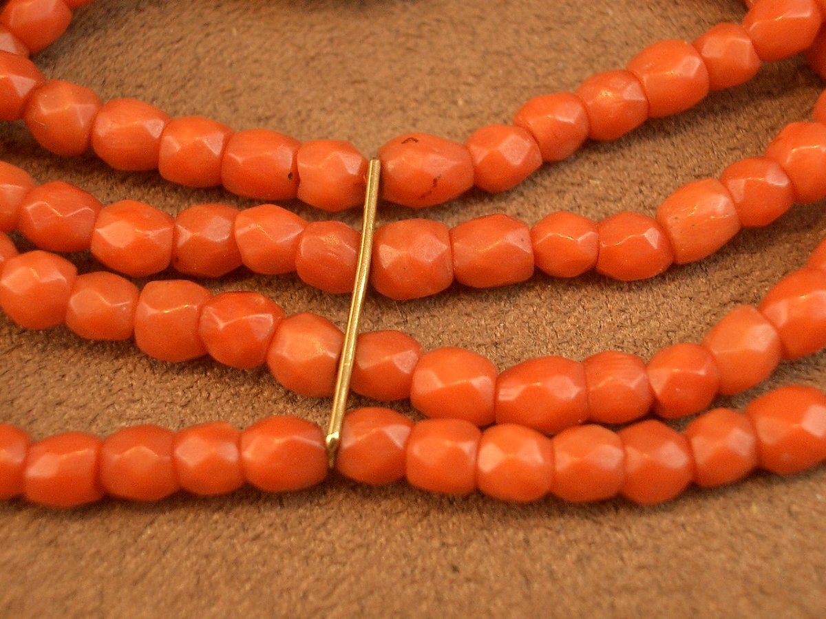 4-row Coral Bead Bracelet, 18k Gold Clasp Coral Cameo -photo-4