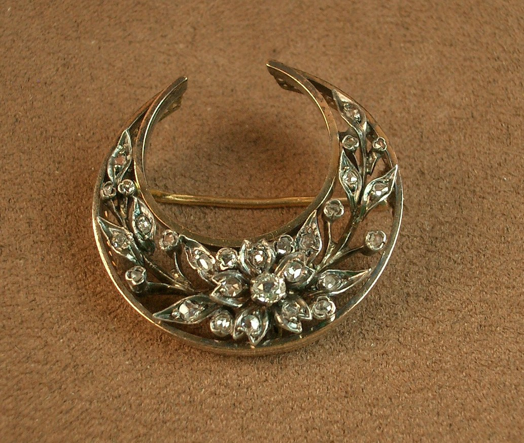 Broche Croissant de lune en or 18k, argent et diamants XIXe siècle 