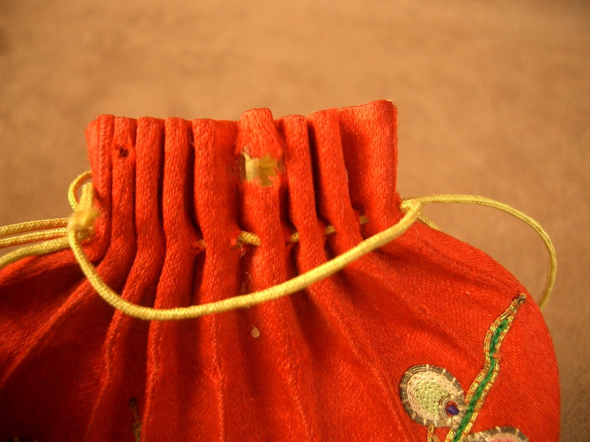 Embroidered Silk Hebao Purse, 19th Century China -photo-1