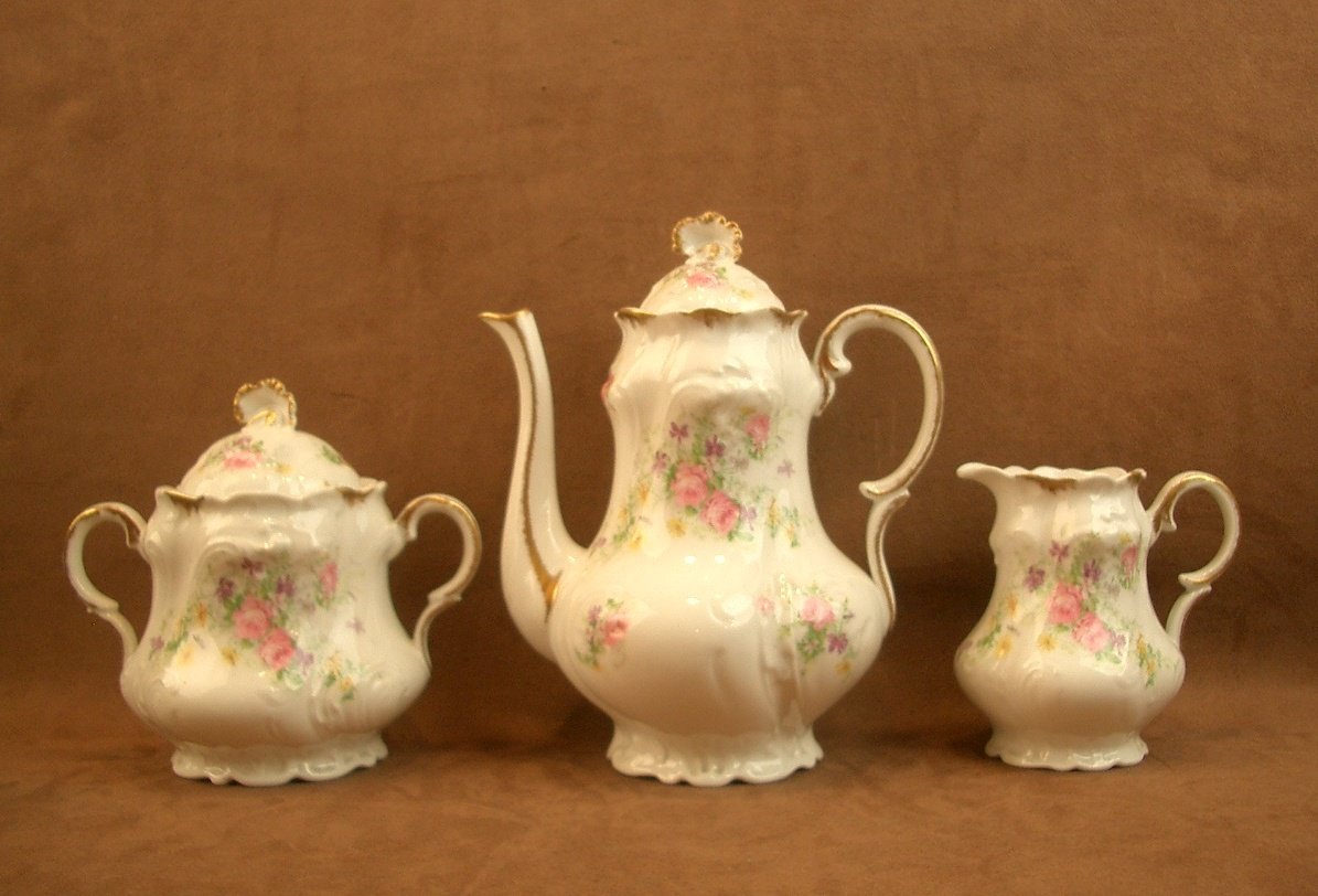 Service à thé ou café en porcelaine de Limoges , décor romantique de roses, début du XXe siècle-photo-4