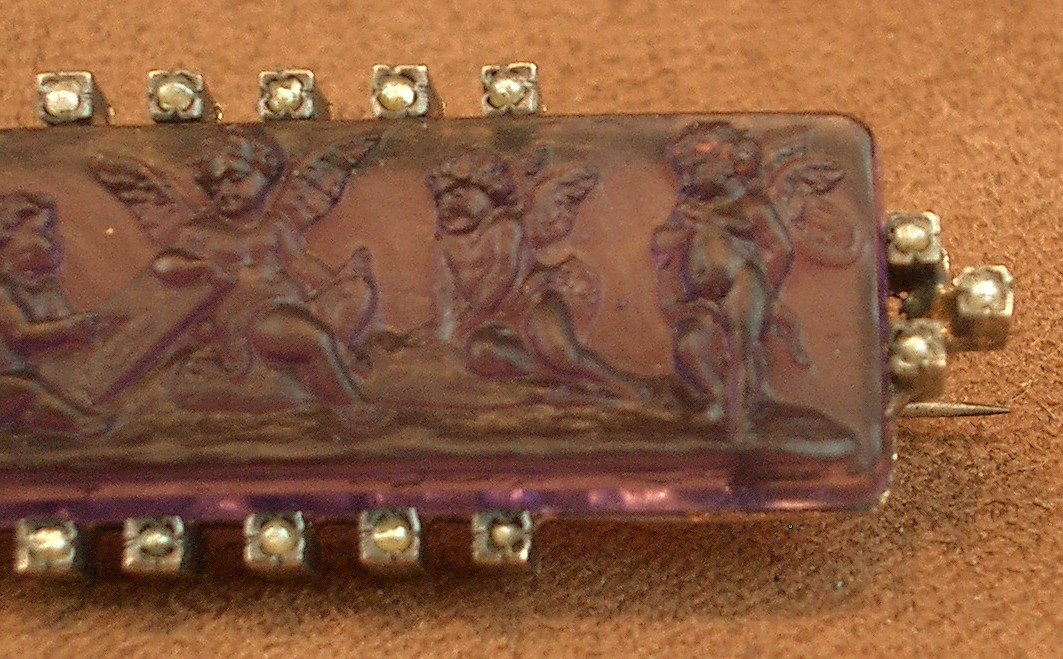 Antique Brooch In Molded Glass With Cherub Decoration, Silver Setting And Fine Pearls -photo-2