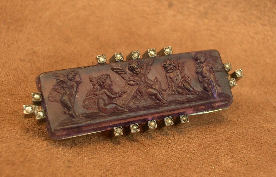 Antique Brooch In Molded Glass With Cherub Decoration, Silver Setting And Fine Pearls -photo-7