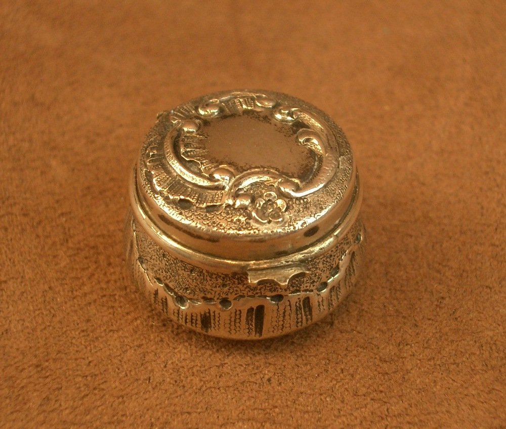 Petite boite à senteur, vinaigrette du XIXe siecle en argent et vermeil -photo-2