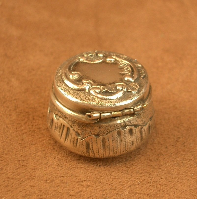Petite boite à senteur, vinaigrette du XIXe siecle en argent et vermeil -photo-3