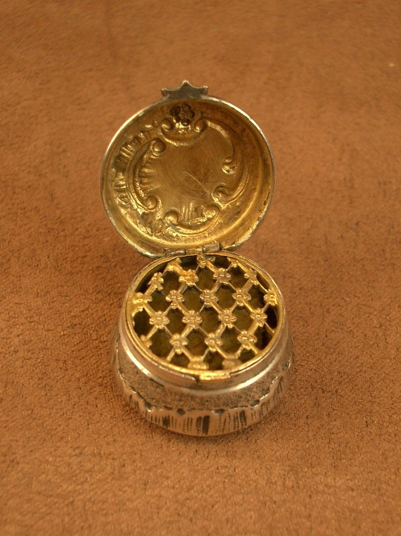 Petite boite à senteur, vinaigrette du XIXe siecle en argent et vermeil -photo-1
