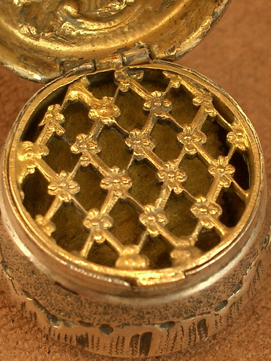 Petite boite à senteur, vinaigrette du XIXe siecle en argent et vermeil -photo-3