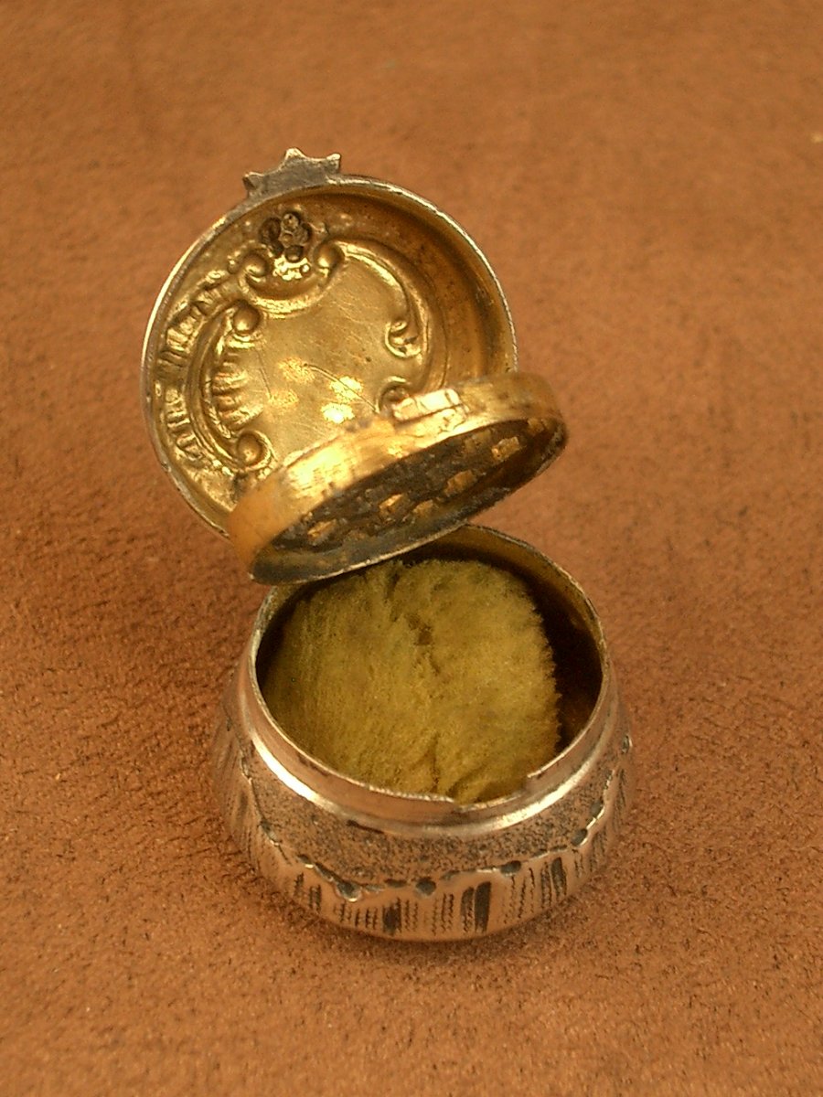 Petite boite à senteur, vinaigrette du XIXe siecle en argent et vermeil -photo-4