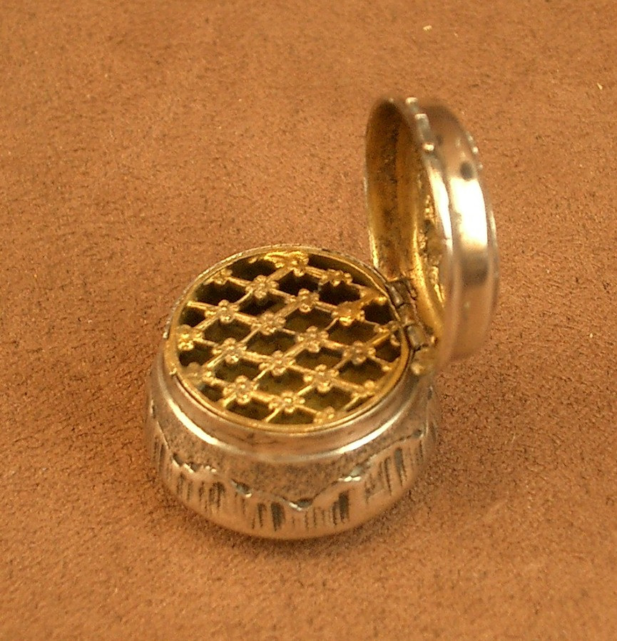 Petite boite à senteur, vinaigrette du XIXe siecle en argent et vermeil 