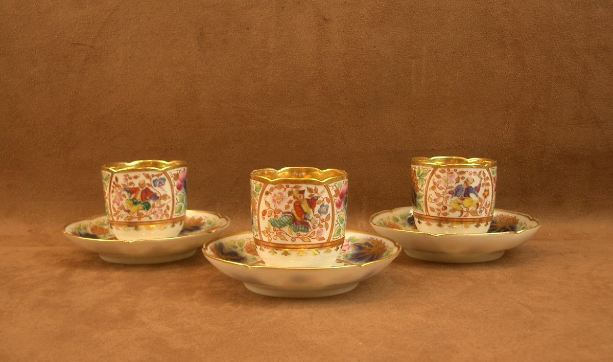 Ensemble de 3 tasses en porcelaine de Bayeux au chinois XIXe siècle 