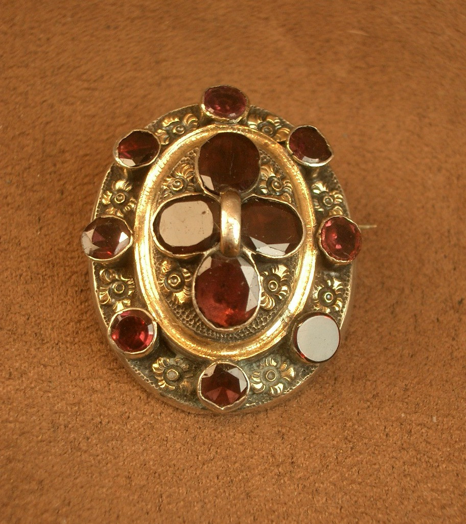 Ancienne broche ovale , fin 19ème siècle en argent et émail guilloché