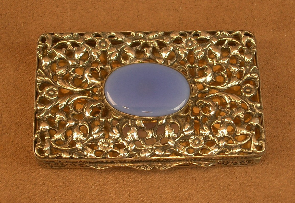Boite ancienne en argent massif ajouré et pierre bleue