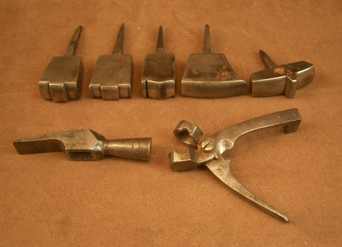 Lot d'outils anciens de bijoutier dont 5 enclumes XIXe siècle -photo-4