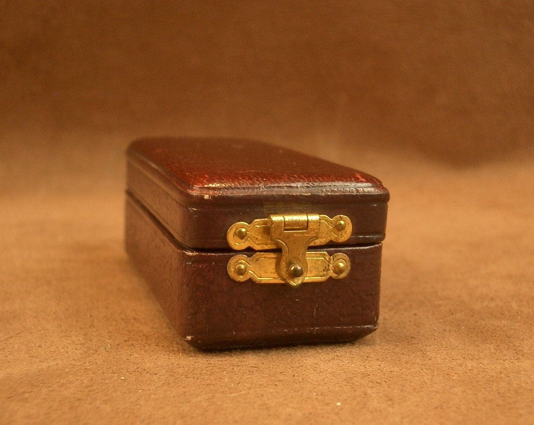 Ancienne brosse a moustache en argent émaillée -photo-2