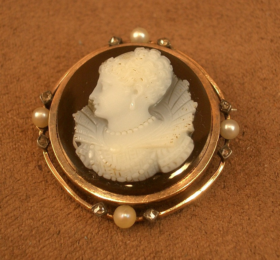 Broche ancienne en or 18k , camée en pierre dure XIXe siècle