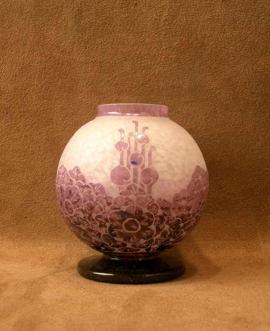 Petit vase boule Art Deco Le verre Français 