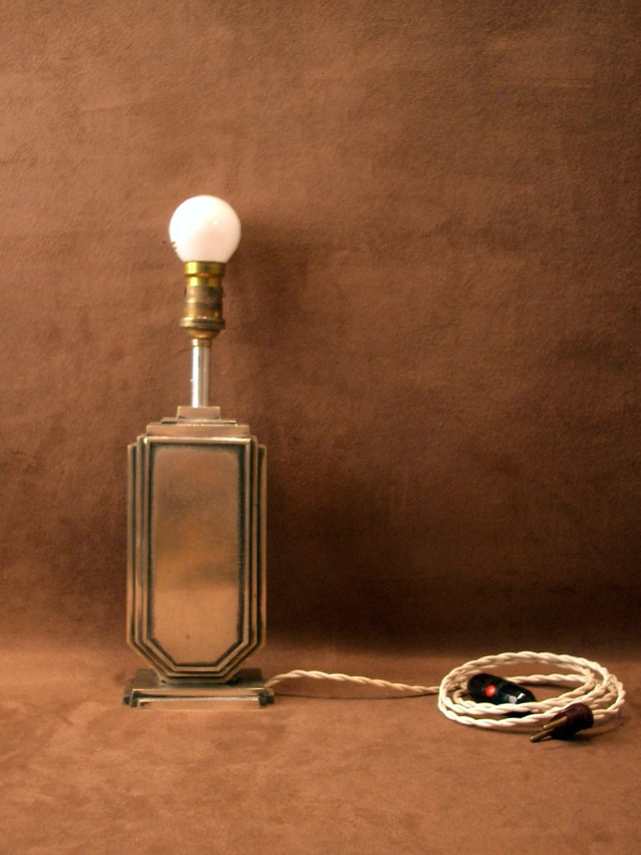 Lampe Art Déco en bronze argenté, signée 