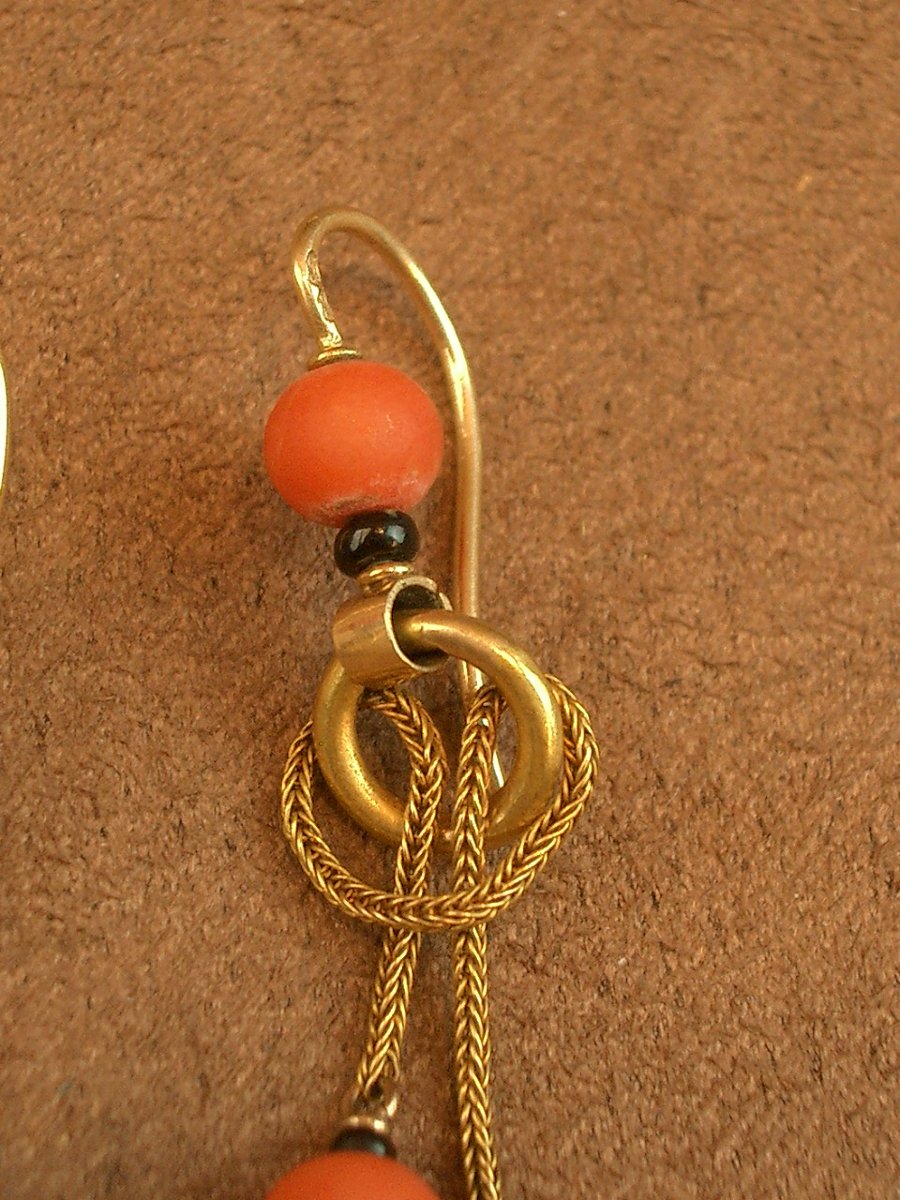Pair Of Antique Earrings In 18k Gold And Coral Beads-photo-2