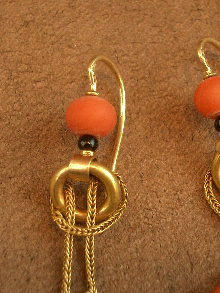 Pair Of Antique Earrings In 18k Gold And Coral Beads-photo-3
