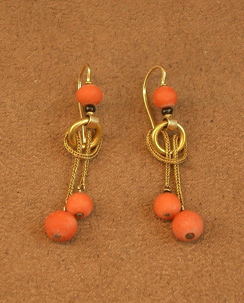 Pair Of Antique Earrings In 18k Gold And Coral Beads-photo-2