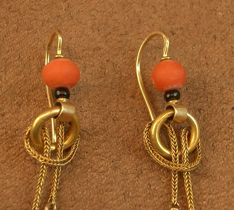 Pair Of Antique Earrings In 18k Gold And Coral Beads-photo-3
