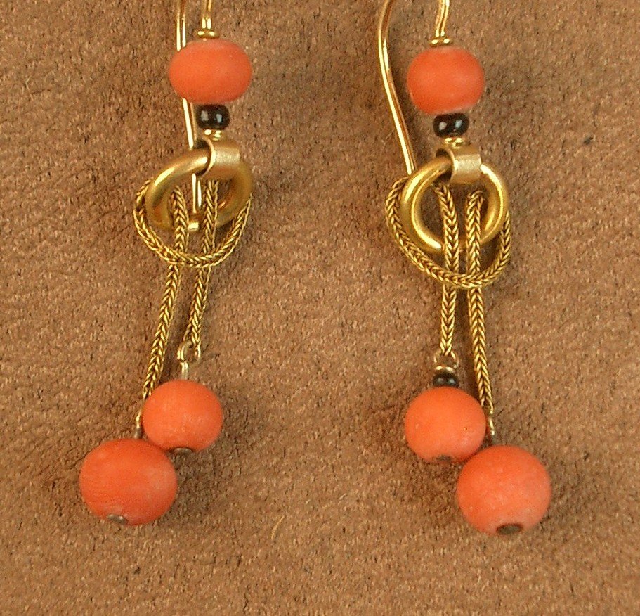 Pair Of Antique Earrings In 18k Gold And Coral Beads-photo-4