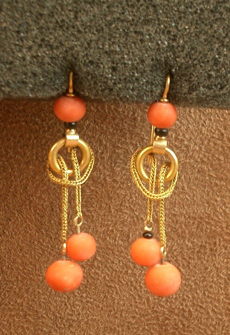 Pair Of Antique Earrings In 18k Gold And Coral Beads-photo-5