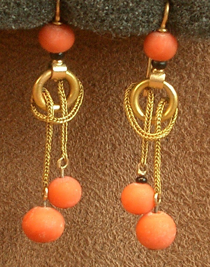 Pair Of Antique Earrings In 18k Gold And Coral Beads-photo-6