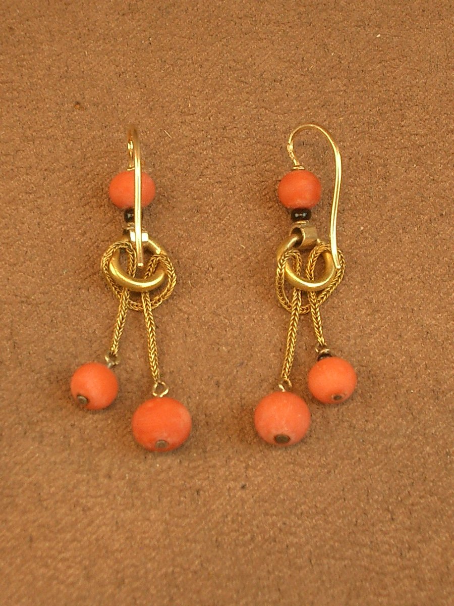 Pair Of Antique Earrings In 18k Gold And Coral Beads-photo-7