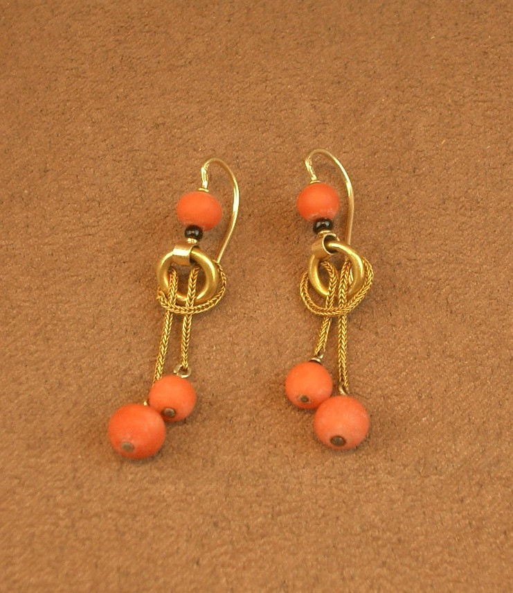 Pair Of Antique Earrings In 18k Gold And Coral Beads