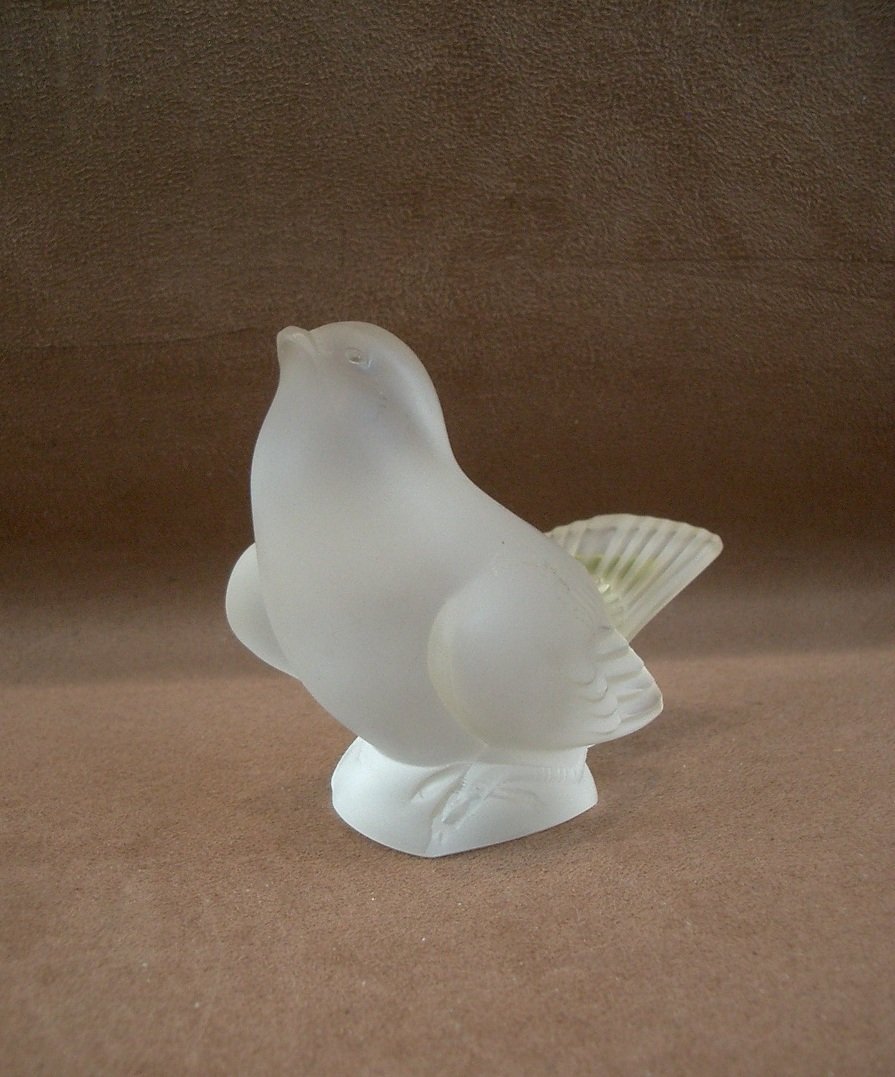 Oiseau moineau en cristal dépoli signé Lalique-photo-4