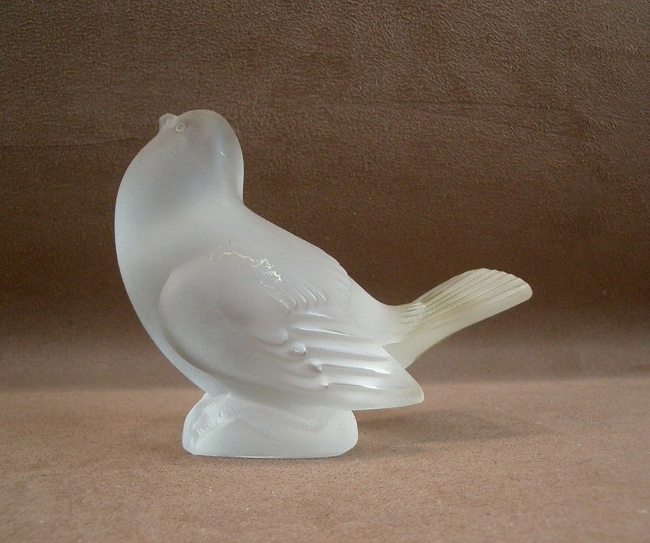 Oiseau moineau en cristal dépoli signé Lalique-photo-1