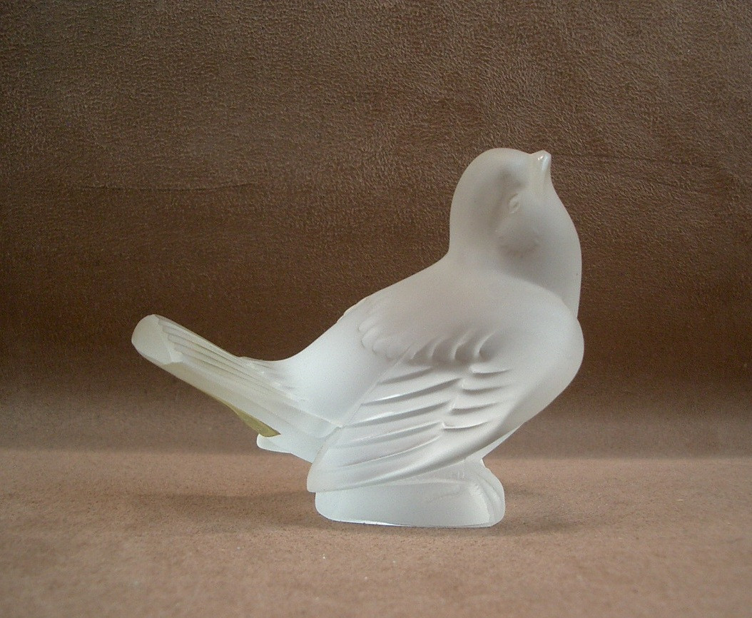 Oiseau moineau en cristal dépoli signé Lalique