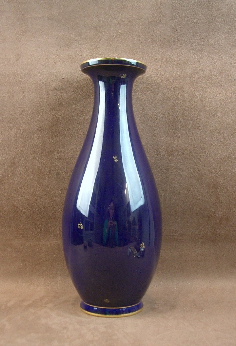 Vase balustre en porcelaine de Sèvres, semis de fleurettes sur fond bleu de four -photo-2