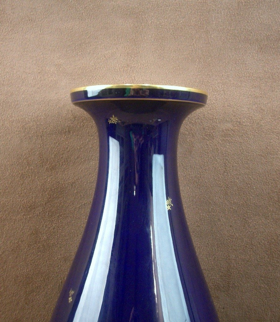 Vase balustre en porcelaine de Sèvres, semis de fleurettes sur fond bleu de four -photo-4