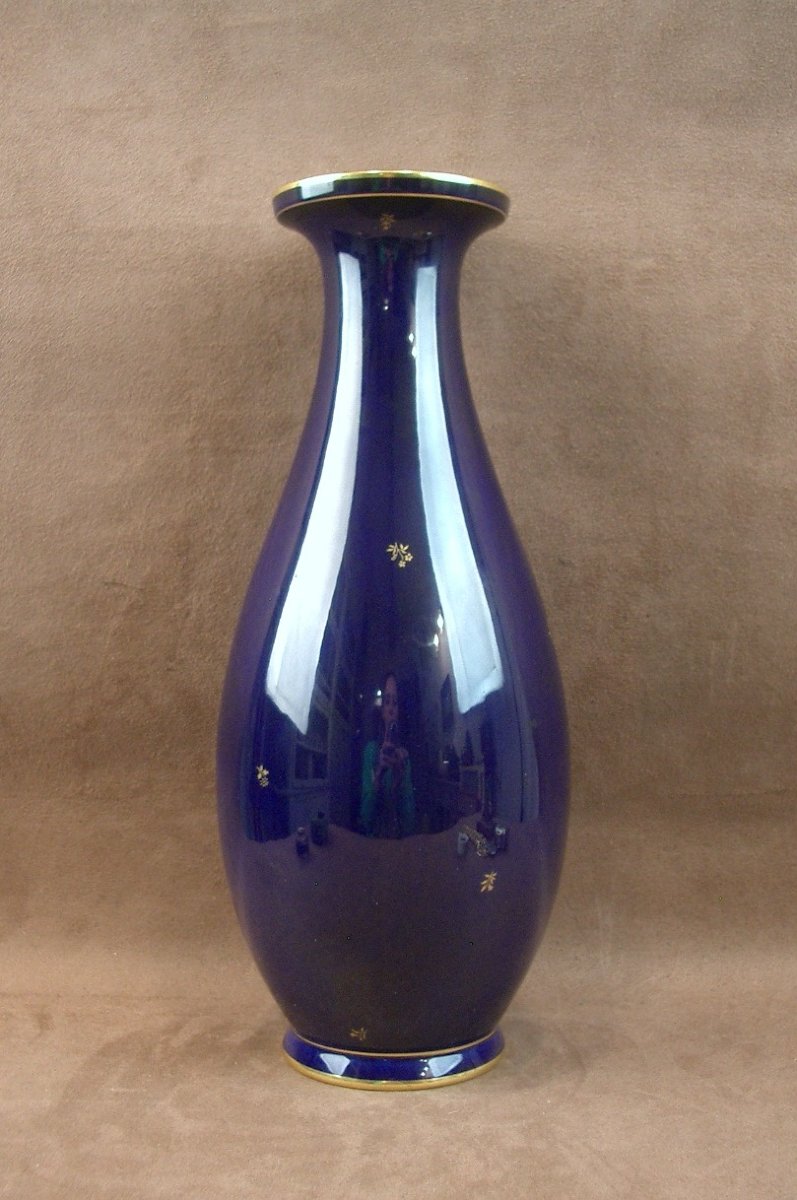 Vase balustre en porcelaine de Sèvres, semis de fleurettes sur fond bleu de four -photo-1