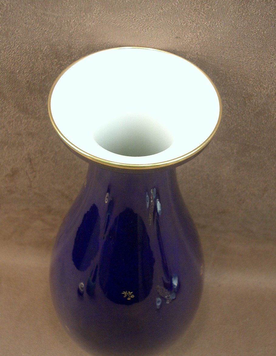 Vase balustre en porcelaine de Sèvres, semis de fleurettes sur fond bleu de four -photo-2