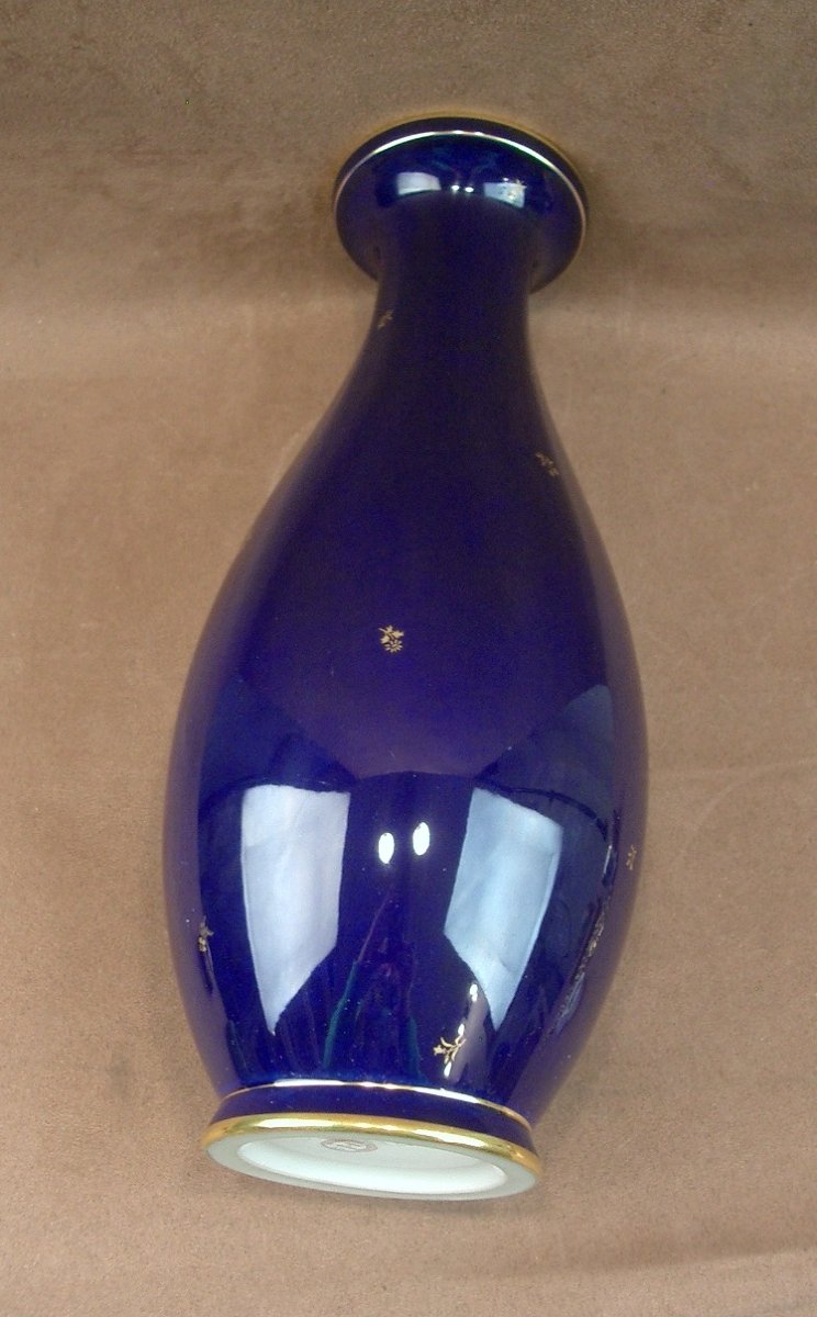 Vase balustre en porcelaine de Sèvres, semis de fleurettes sur fond bleu de four -photo-3