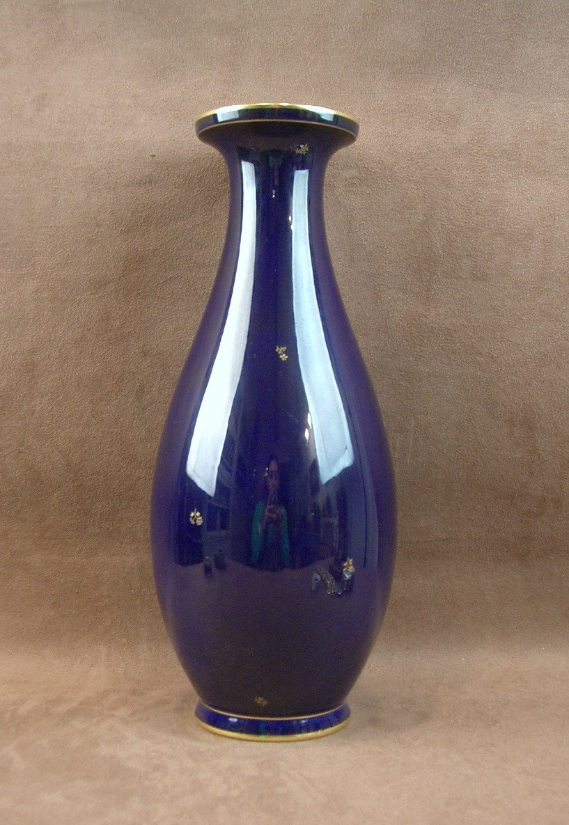 Vase balustre en porcelaine de Sèvres, semis de fleurettes sur fond bleu de four 