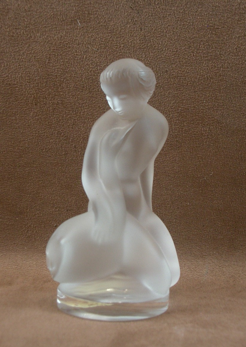 Statuette en cristal femme Léda et le Cygne signée Lalique 