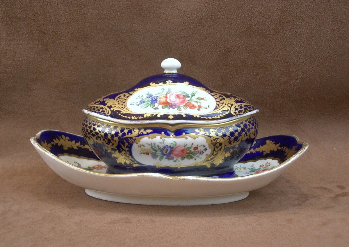 Sucrier dit "de Monsieur le premier" en Porcelaine de Sèvres XVIIIe siècle 