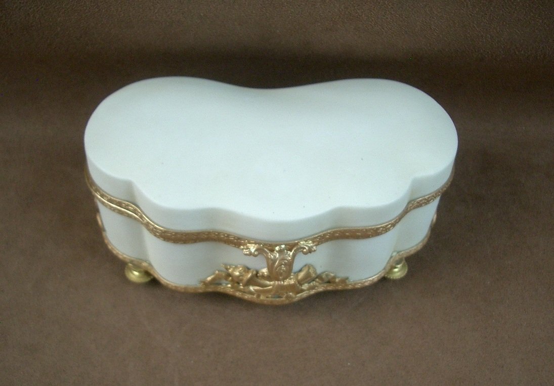 Polylobed Porcelain Biscuit Box With A Gilded Metal Frame-photo-2