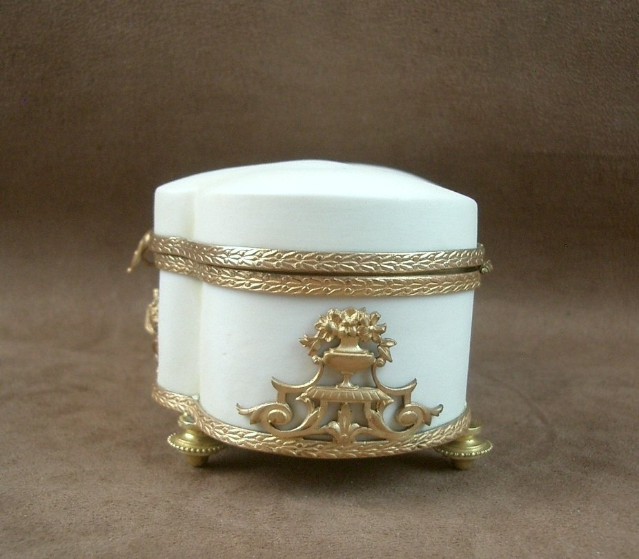 Polylobed Porcelain Biscuit Box With A Gilded Metal Frame-photo-3
