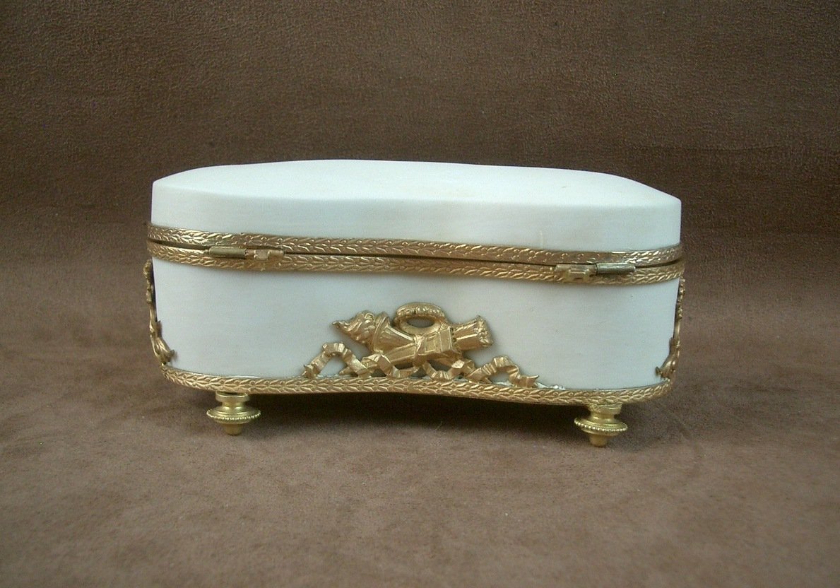 Polylobed Porcelain Biscuit Box With A Gilded Metal Frame-photo-4