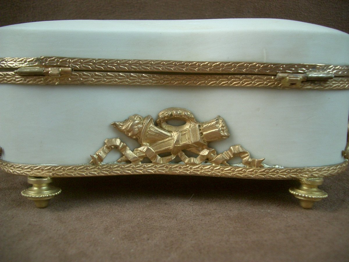 Polylobed Porcelain Biscuit Box With A Gilded Metal Frame-photo-1