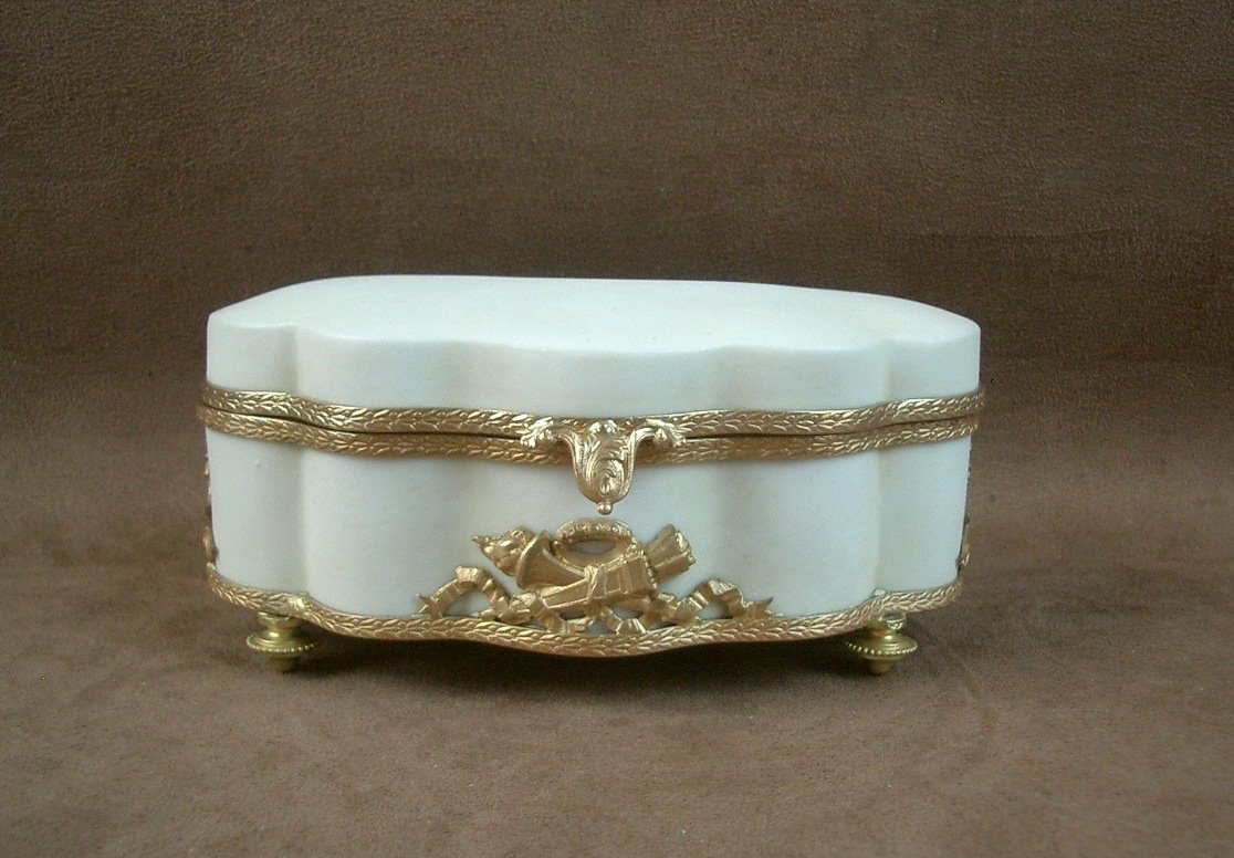 Polylobed Porcelain Biscuit Box With A Gilded Metal Frame-photo-3