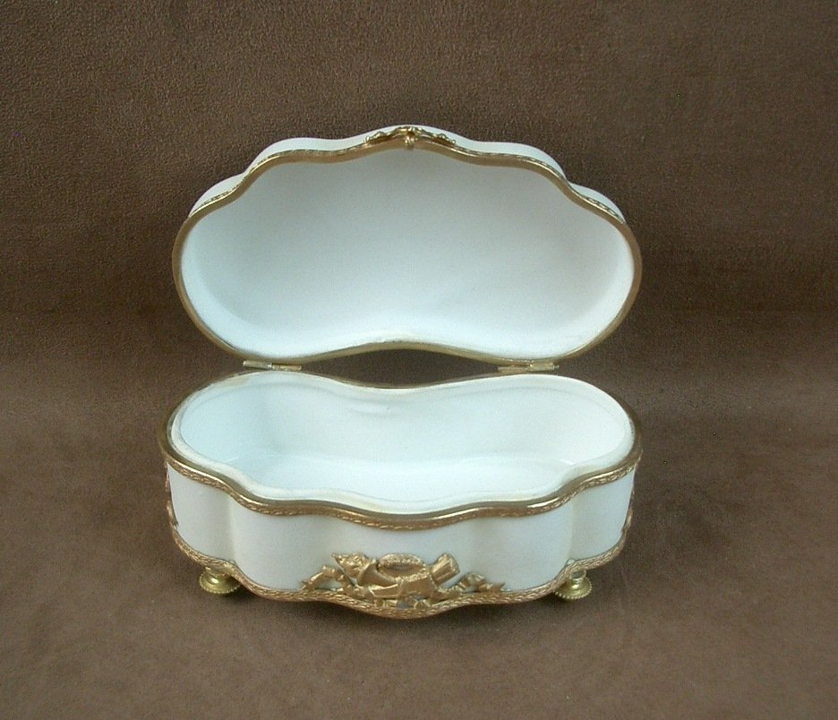 Polylobed Porcelain Biscuit Box With A Gilded Metal Frame-photo-4