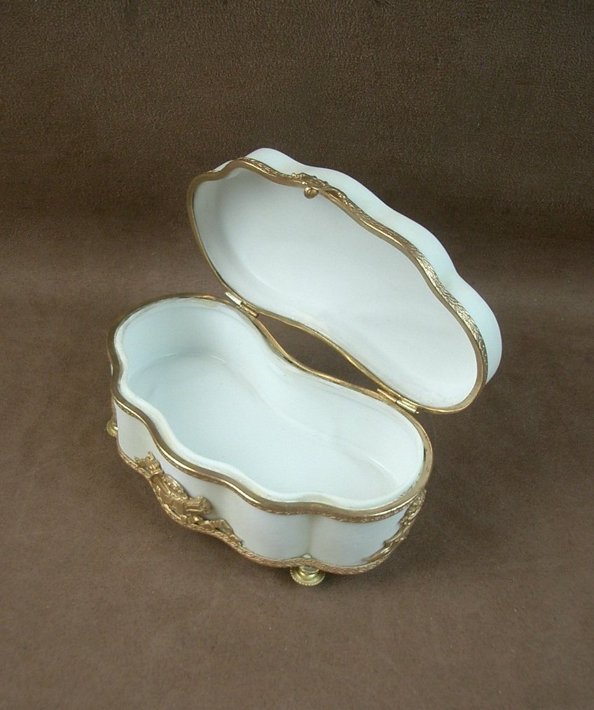 Polylobed Porcelain Biscuit Box With A Gilded Metal Frame-photo-5
